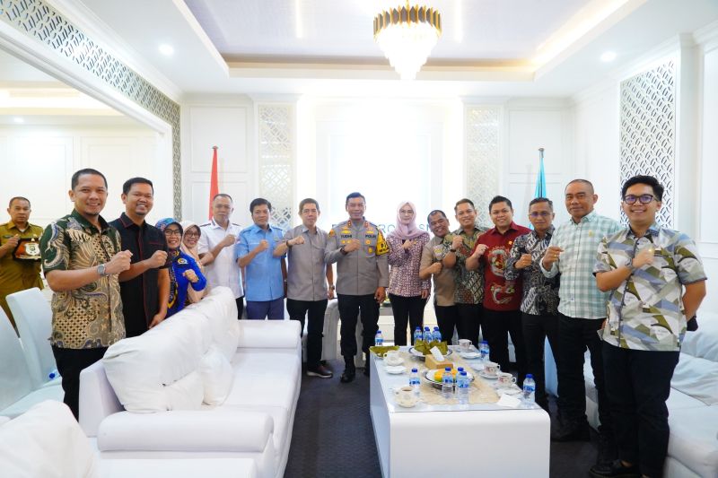 Kapolda Sulawesi Selatan Irjen Pol Yudhiawan Wibisono (tengah) bersama Ketua DPRD Provinsi Sulsel Andi Rachmatika Dewi (tujuh kanan) dan anggota DPRD Sulsel berfoto disela kunjungannya di Kantor DPRD Sulsel, Makassar, Senin (7/10/2024). ANTARA /HO-Dokumentasi Humas Sekretariat DPRD Sulsel.