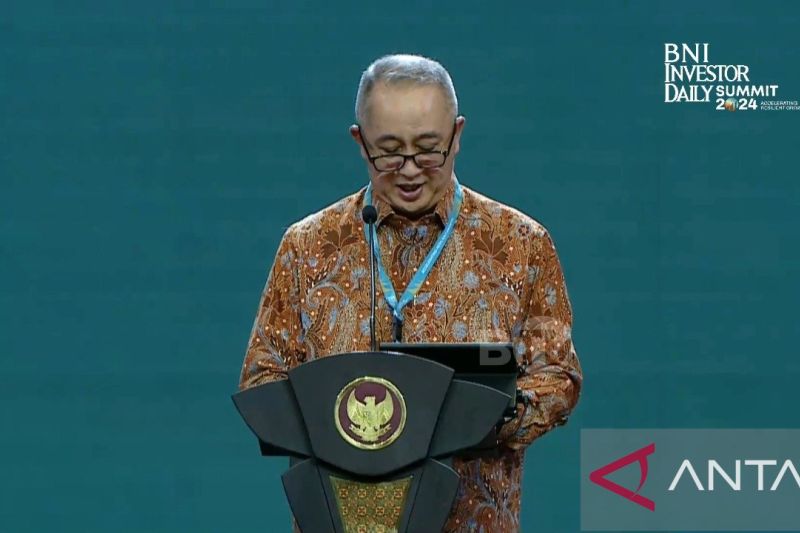 Direktur Utama PT Bank Negara Indonesia (Persero) Tbk Royke Tumilaar memberikan sambutan dalam BNI Investor Daily Summit 2024 di Jakarta, Selasa (8/10/2024). ANTARA/Imamatul Silfia