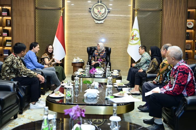Ketua Badan Pemeriksa Keuangan (BPK) Isma Yatun (tengah) beserta jajaran BPK (kanan) menerima kedatangan Country Manager BSI Group Nolia Natalia (kiri) dan tim dari BSI Group selaku auditor sertifikasi SMAP ISO 37001:2016 di Kantor Pusat BPK, Jakarta, Kamis (3/10/2024). ANTARA/HO-BPK