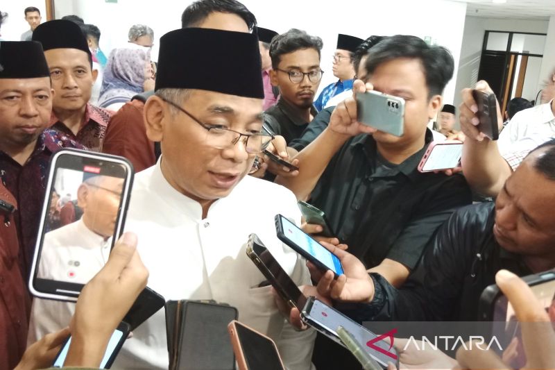 Ketua Umum PBNU Yahya Cholil Staquf usai acara Simposium Pesantren 2024 di Fakultas Ilmu Sosial dan Ilmu Politik (Fisipol) Universitas Gadjah Mada (UGM), Yogyakarta, Selasa (8/10/2024) (ANTARA/Luqman Hakim)