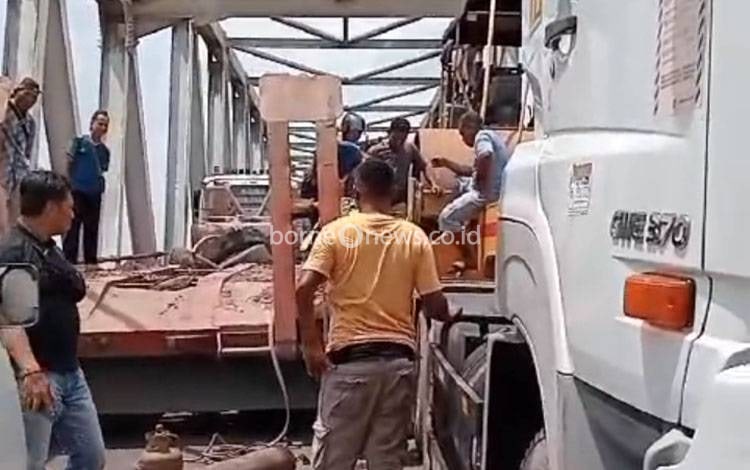 Dua Truk Alat Berat Tersangkut di Jembatan Bejarum Kotim Sebabkan Kemacetan