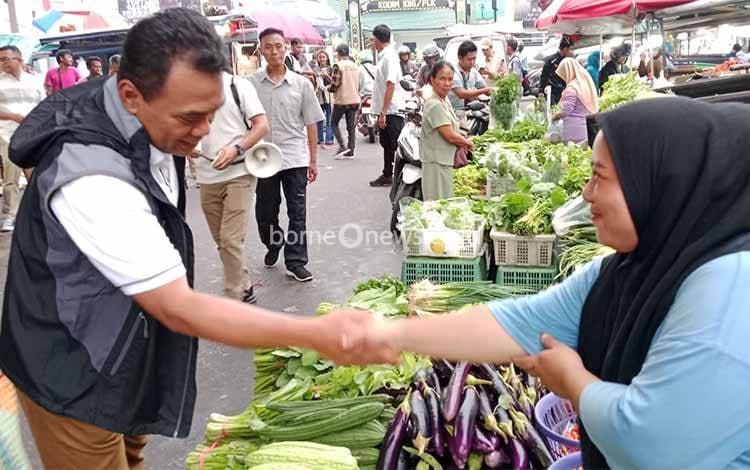 Achmad Zaini Sapa Warga dan Pedagang di Pasar Besar Palangka Raya, Dengarkan Aspirasi dan Cek Harga Bahan Pokok