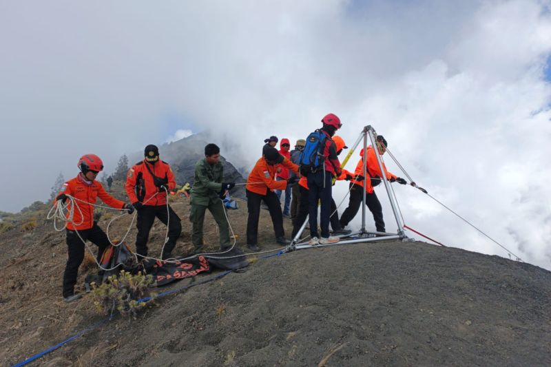 Tim SAR Temukan Jasad Pendaki Jakarta di Gunung Rinjani