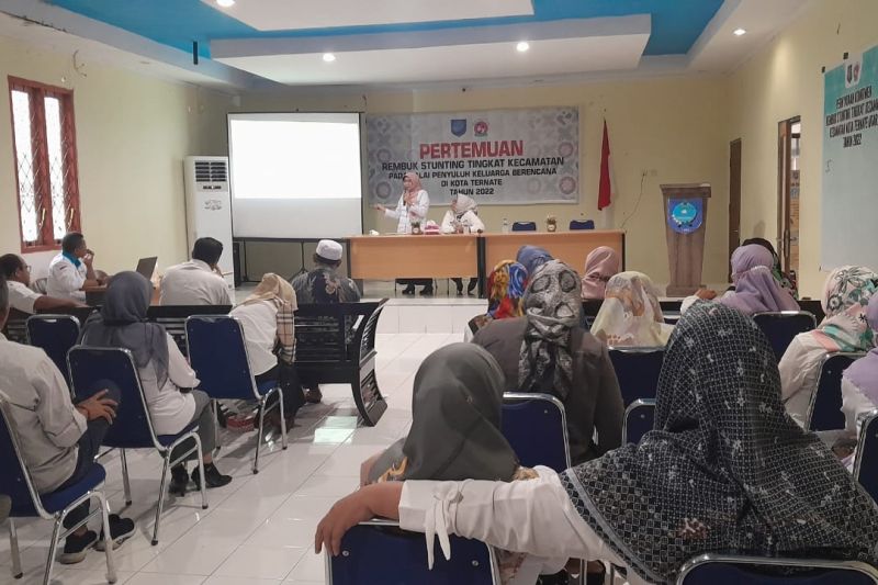 Penyaluran paket sembako peduli anak stunting, Selasa (8/10/2024). ANTARA/Abdul Fatah