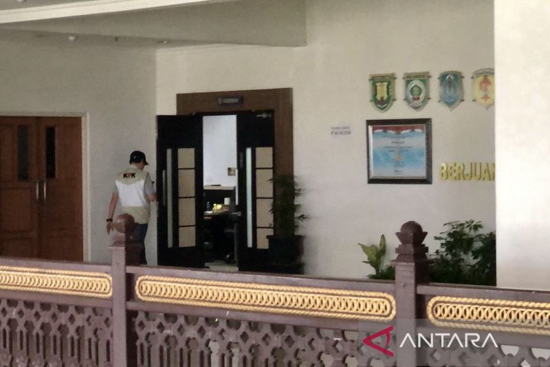 KPK Geledah Ruang Kerja Gubernur Kalsel Usai OTT Empat Pejabat