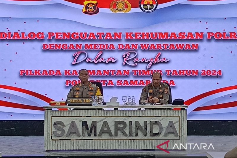 Kabid Humas Polda Kaltim Kombes Pol Yulianto (kiri) saat berdialog bersama para wartawan di Mapolresta Samarinda, Kaltim, Senin(08/10/2024). (ANTARA/Ahmad Rifandi)