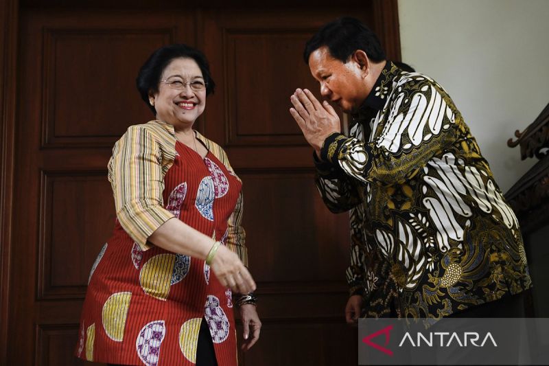 Dokumentasi - Ketua Umum Partai Gerindra Prabowo Subianto (kanan) berpamitan kepada Ketua Umum PDI Perjuangan Megawati Soekarnoputri (kiri) usai menggelar pertemuan tertutup di Jakarta, Rabu (24/7/2019). ANTARA FOTO/Puspa Perwitasari/wsj/aa.