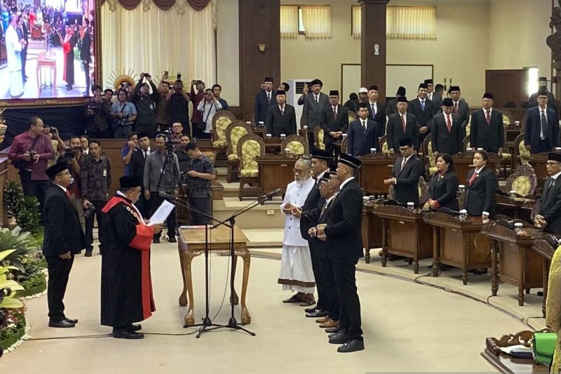 Pimpinan DPRD Bali periode 20242029 saat menjalani pengambilan sumpah jabatan di Denpasar, Selasa (8/10/2024). ANTARA/Ni Putu Putri Muliantari