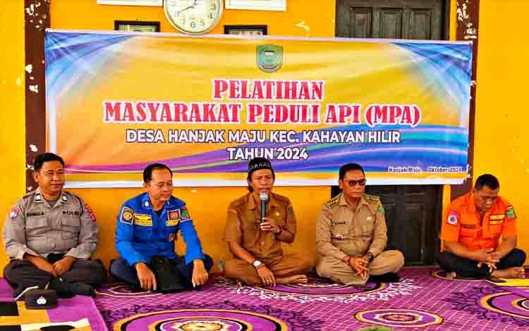 Kepala Desa Hanjak Maju, Supiani saat memberikan sambutan dan arahan pada pelatihan Masyarakat Peduli Api, Selasa, Oktober 2024. (FOTO : M PRADILA KANDI)