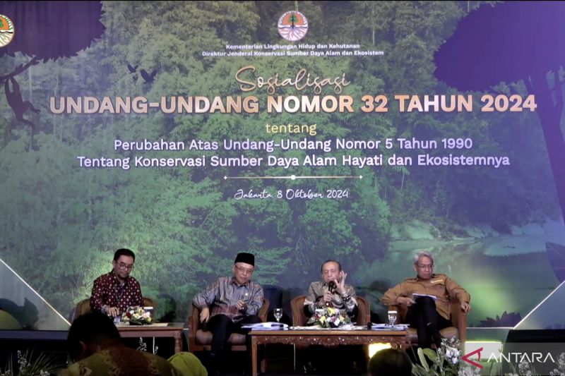 Tangkapan layar- Sekjen KLHK Bambang Hendroyono (kedua kanan) dan Anggota DPR RI Darori Wonodipuro (kedua kiri) dalam sosialisasi UU Nomor 32 Tahun 2024 di Jakarta, Selasa (8/10/2024) (ANTARA/Prisca Triferna)
