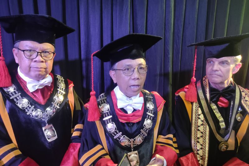 Rektor Itera Prof I Nyoman Pugeg Aryantha, (tengah) saat dimintai keterangan usai kegiatan 1 Dekade Itera. Lampung Selatan, Provinsi Lampung, Selasa (8/10/2024). (ANTARA/Dian Hadiyatna)