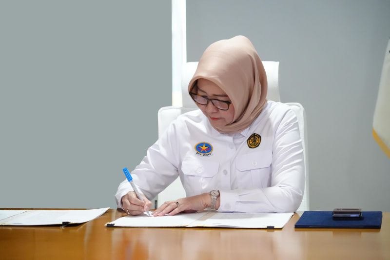 Kepala BPH Migas Erika Retnowati menandatangani dokumen perjanjian kerja sama (PKS) penyediaan, pengendalian, dan pengawasan penyaluran JBT dan JBKP antara BPH Migas dan Pemprov Sultra, di Kantor BPH Migas, Jakarta, Senin (7/10/2024). ANTARA/HO-BPH Migas