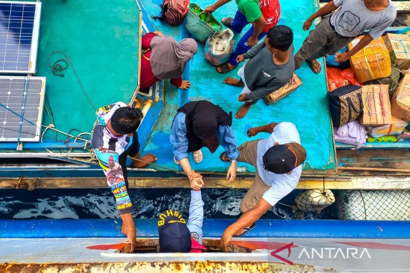 Proses turun naik penumpang dari pompong ke KMP Bahtera Nusantara 01 pada Selasa (8/10/2024). (ANTARA/Muhamad Nurman)