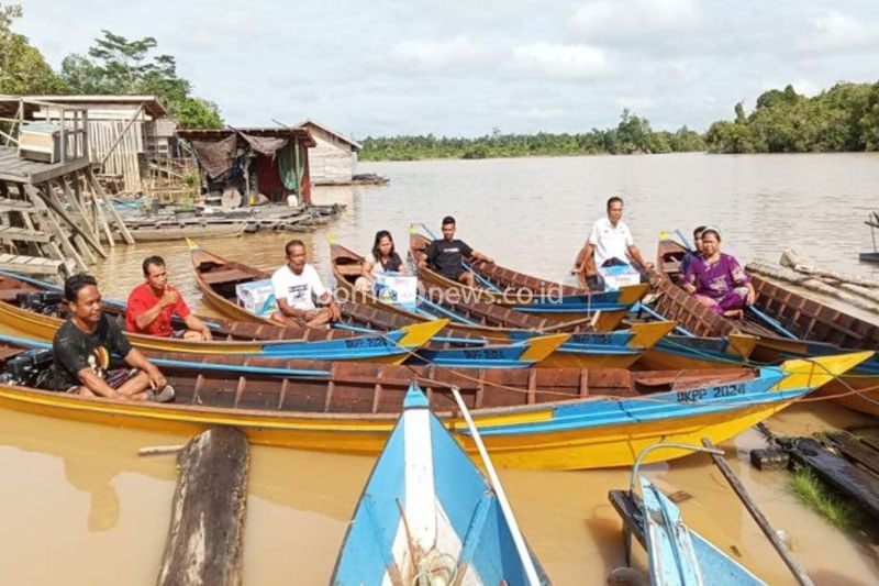 Pemerintah Kapuas Berikan Bantuan Perahu untuk Nelayan Tumbang Mangkutup