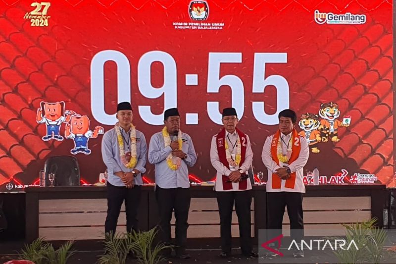 Paslon nomor urut 1 Eman Suherman-Dena Muhamad Ramdhan (kanan), serta paslon nomor urut 2 Karna Sobahi-Koko Suyoko (kiri) yang menjadi peserta Pilkada Majalengka 2024 saat menghadiri kegiatan di Kantor KPU Kabupaten Majalengka, Jawa Barat, beberapa waktu lalu. (ANTARA/Fathnur Rohman)