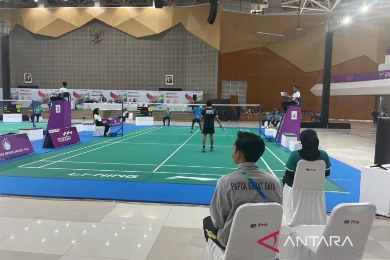 Atlet para badminton sedang bertanding pada hari kedua Peparnas XVII Solo 2024 di Solo, Jawa Tengah, Selasa (8/10/2024). BPJS Ketenagakerjaan memberikan perlindungan kepada para seluruh atlet yang berlaga di Peparnas 2024. ANTARA/Aris Wasita