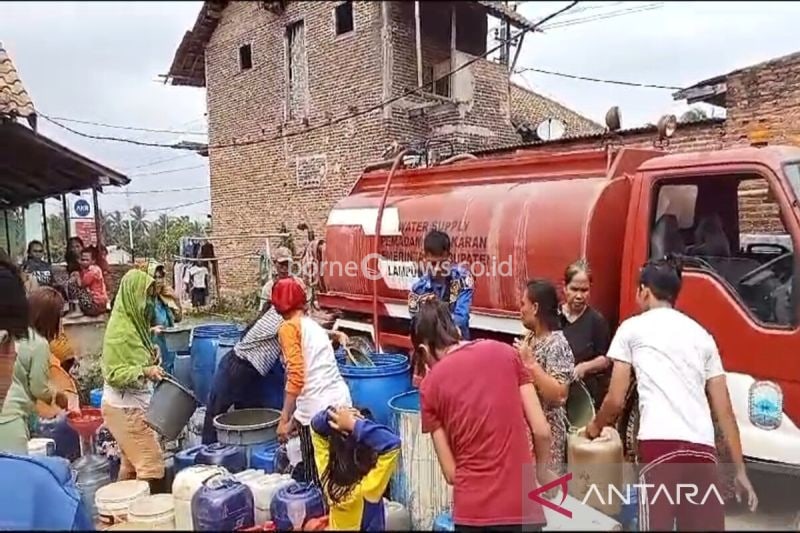 Pemerintah Lampung Selatan Salurkan 110 Ribu Liter Air Bersih