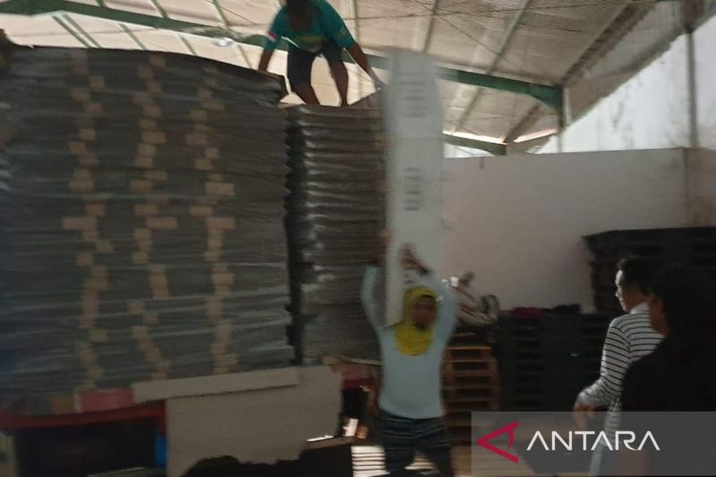 Logistik bilik suara untuk Pemilihan Kepala Daerah (Pilkada) Cianjur, Jawa Barat, mulai masuk ke gudang KPU Cianjur di Kecamatan Karantengah.(ANTARA/Ahmad Fikri).