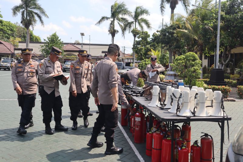 Arsip Foto : Jajaran Polda Jawa Timur bersama Polres Malang melakukan pengecekan peralatan penunjang petugas kepolisian di mapolres setempat, Senin (7/10/2024). ANTARA/HO-Polres Malang