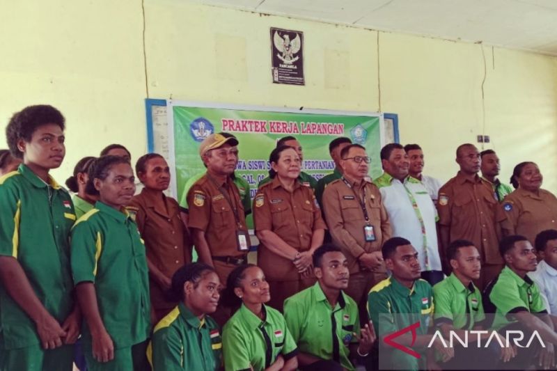 Praktik Kerja Lapangan Siswa SMK Biak Kembangkan Keterampilan Pertanian
