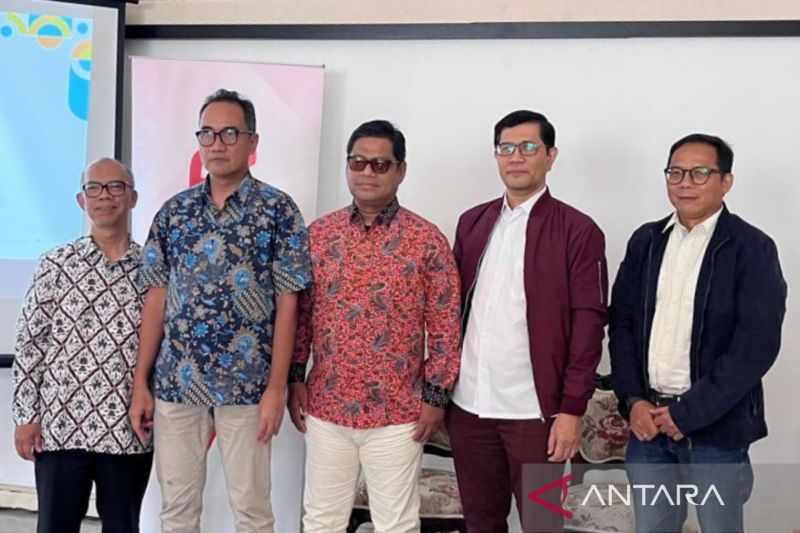 Pengamat Telekomunikasi dari Institut Teknologi Bandung (ITB) Ridwan Effendi (kiri) berfoto bersama usai acara Selular Business Forum bertema "Darurat RT/RW Net, Tanggung Jawab Siapa?" di kawasan Bangka, Jakarta Selatan, Selasa (8/10/2024). (ANTARA/Fathur Rochman)