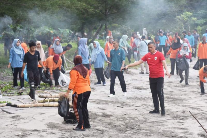 Pemerintah Pariaman Ajak UMKM Jaga Kebersihan Pantai Bersama