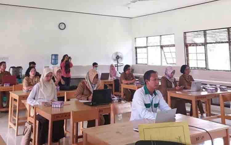 Kepsek dan Pustakawan di Kecamatan Kapuas Hilir Ikuti Peningkatan Kelola Perpustakaan