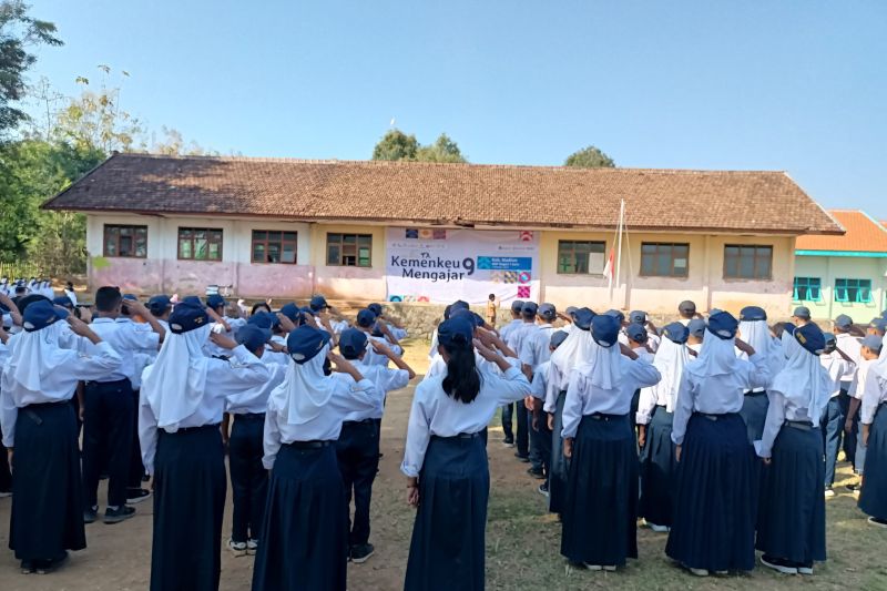 Siswa SMPN 1 Kare Madiun Dapat Pengetahuan Manfaat APBN