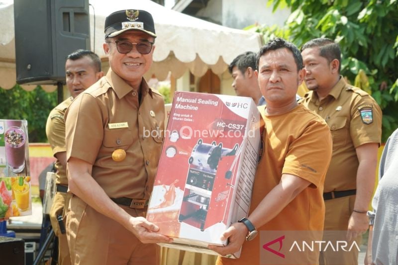 Penjabat sementara Bupati Solok Selatan Adib Alfikri menyerahkan bantuan peralatan kepada pelaku Usaha Mikro Kecil dan Menengah (UMKM) di Kecamatan Sangir, di Padang Aro, Selasa. Antara/Erik