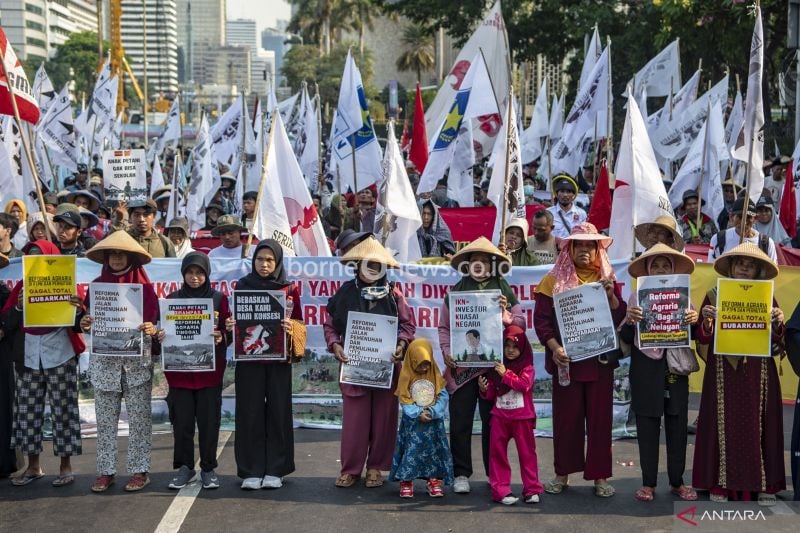 Sejumlah massa aksi yang tergabung dalam Komite Pembaruan Agraria Nasional (KNPA) melakukan aksi unjuk rasa dalam rangka Peringatan Hari Tani Nasional 2023 di Jakarta, Selasa (26/9/2023). Dalam aksinya merekan menyuarakan sejumlah tuntutan diantaranya membentuk dewan pertimbangan reforma agraria sebagai pengarah pelaksanaan reforma agraria sejati serta mendorong RUU Reforma Agraria dan mengesahkan RUU Masyarakat Adat. ANTARA FOTO/Muhammad Adimaja/foc.