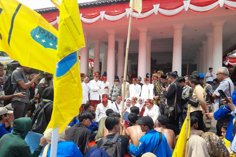 Bupati Serang, Ratu Tatu Casanah menemui puluhan mahasiswa yang melakukan aksi di depan Pendopo Bupati Serang, Banten, Selasa (8/10/2024). ANTARA/Desi Purnama Sari