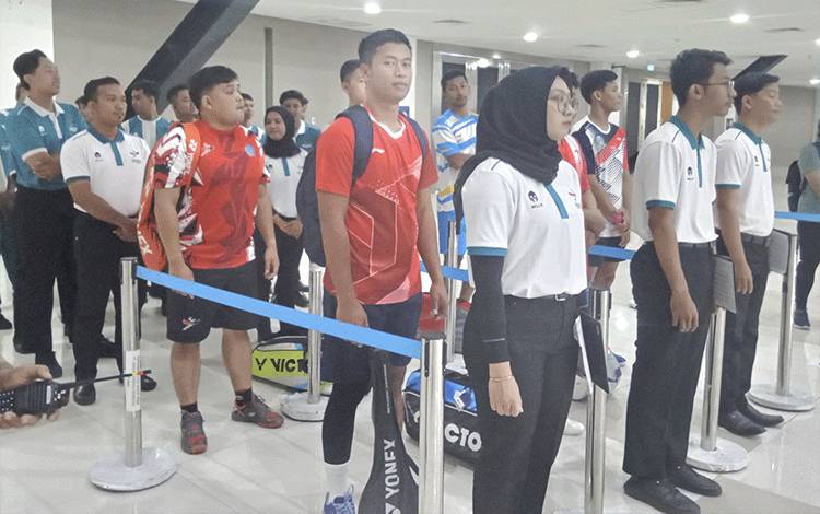 Para bulutangkis Gilang Ramadhan saat akan masuk arena bulutangkis. (FOTO RETHA)?