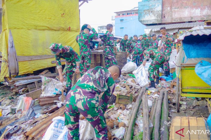 Aksi bersih pasar oleh personel TNI di Maluku (ANTARA/Dedy Azis)