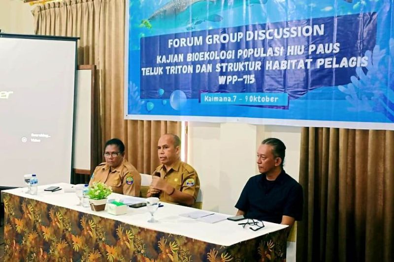 Ajak Warga Kaimana Jaga Laut, Hindari Buang Sampah Plastik