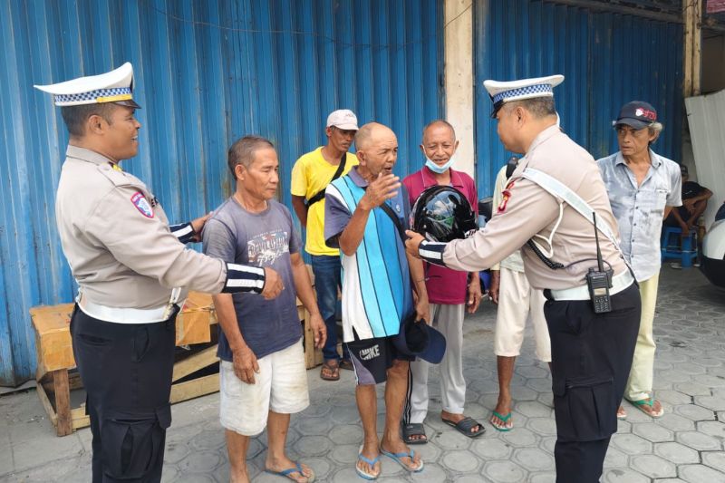 Polresta Palangka Raya Bagikan Helm SNI Gratis untuk Keselamatan Pengendara