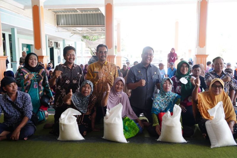 Pemerintah Sidoarjo Salurkan Bantuan Beras untuk 778 Keluarga