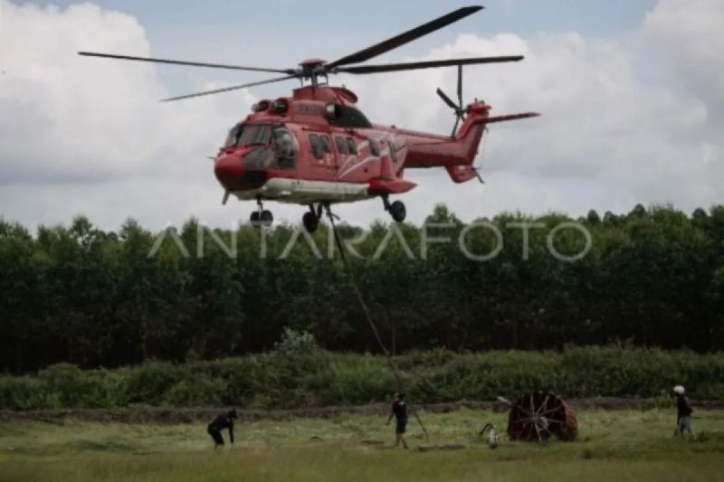 Helikopter pengebom air dikerahkan untuk memadamkan karhutla OKI, Sumatera Selatan. (ANTARA/Nova Wahyudi)