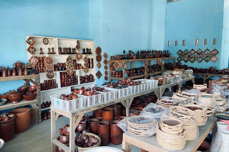 Ragam produk gerabah yang terdapat pada salah satu gerai di Desa Banyumulek, Kabupaten Lombok Barat, Nusa Tenggara Barat, Selasa (8/10/2024). (ANTARA/HO-Elya Yuli-Mahasiswi PKL IAIH)