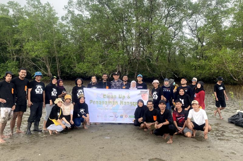 Kolaborasi Penanaman 1.000 Mangrove di Pantai Teluk Ambon