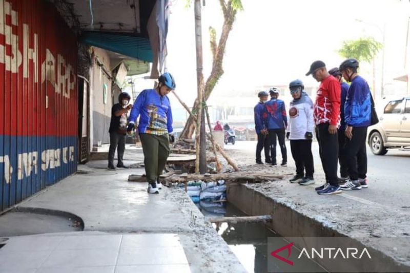 Pemerintah Kota Banjarmasin Tebang Pohon untuk Perbaikan Drainase
