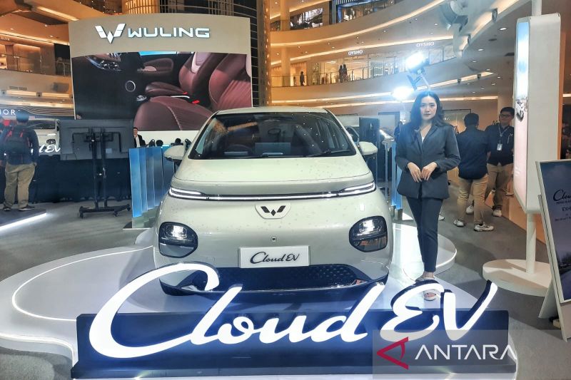 Seorang model berdiri di depan Wuling Cloud Ev saat dipamerkan di Senayan City, Jakarta. (ANTARA/Chairul Rohman)