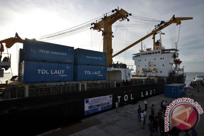 Trayek Tol Laut Makassar Suasana kapal general cargo pengangkut pada peluncuran perdana trayek 5 Gerai Maritim mendukung tol laut di pelabuhan penumpang Soekarno Hatta, Makassar, Sulawesi Selatan, Kamis (12/5/2016). Kapal tersebut akan berlayar melewati trayek penugasan pemerintah (T5) menjelajahi Makassar, Tahuna, Lirung, Morotai, Tobelo, Ternate, dan Babang dengan mengangkut sejumlah bahan pokok ke daerah terpencil di Indonesia Timur. ANTARA FOTO/Dewi Fajriani