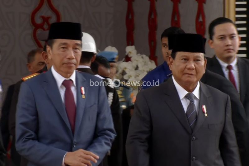 Presiden Joko Widodo (kiri) bersama Presiden terpilih Prabowo Subianto saat tiba di kompleks parlemen, Senayan, Jakarta, Selasa (1/10/2024). (ANTARA/HO-MPR RI)