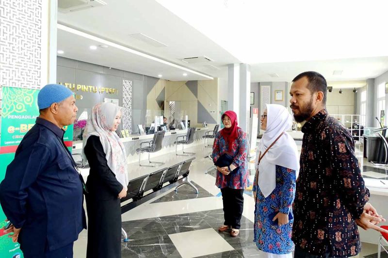 Tim Ombudsman RI Perwakilan Aceh (kanan) saat inspeksi mendadak di Pengadilan Negeri Jantho, Kabupaten Aceh Besar, Selasa (8/10/2024). ANTARA/HO-Ombudsman RI Perwakilan Aceh