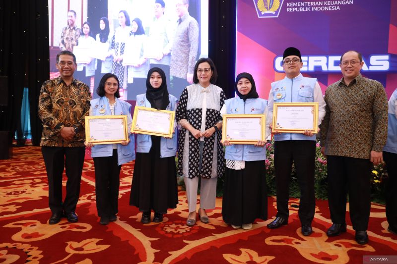 Menteri Keuangan Sri Mulyani Indrawati menutup Final Lomba Cerdas Cermat APBN 2024 di Jakarta, Selasa (8/10/2024). ANTARA/HO-Kementerian Keuangan.