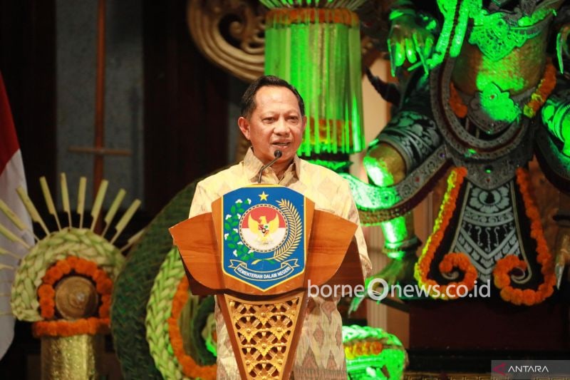 Menteri Dalam Negeri Tito Karnavian saat menghadiri Temu Karya Nasional yang dirangkaikan dengan Penganugerahan Desa dan Kelurahan Berprestasi Tahun 2024 di Gedung Ksirarnawa Art Center, Kota Denpasar, Bali, Selasa (8/10/2024). (ANTARA/HO-Puspen Kementerian Dalam Negeri)
