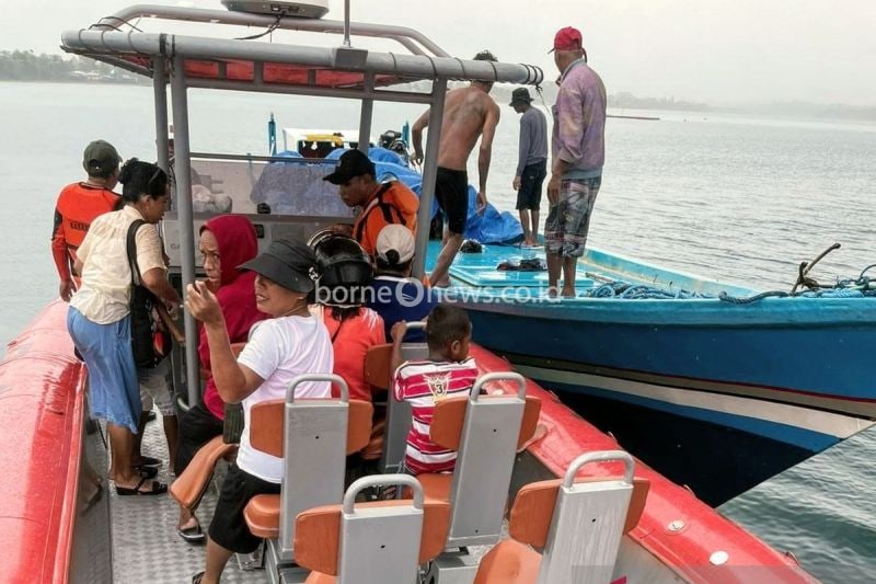 Tim SAR Evakuasi 27 Penumpang Kapal Mati Mesin di Maluku Tenggara