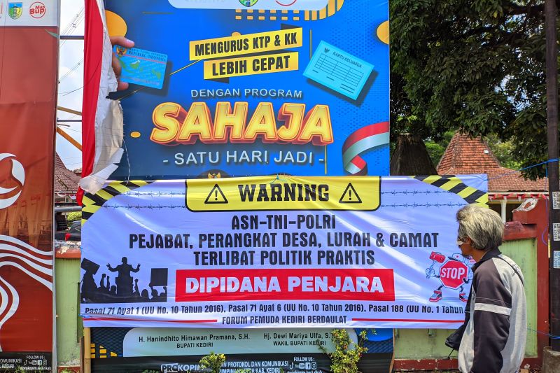 Warga Kediri Protes Baliho Petahana Jelang Pilkada 2024
