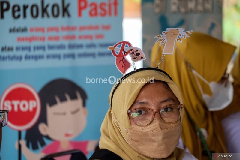 Petugas medis mengenakan bando sosialisasi bahaya rokok saat Peringatan Hari Anti Tembakau Sedunia di Balai Kota Solo, Jawa Tengah, Senin (24/6/2024). Acara bertajuk Lindungi Anak dari Campur Tangan Industri Produk Tembakau itu digelar untuk mendukung masyarakat yang sehat tanpa asap rokok. ANTARAFOTO/Maulana Surya/YU (ANTARA FOTO/Maulana Surya)