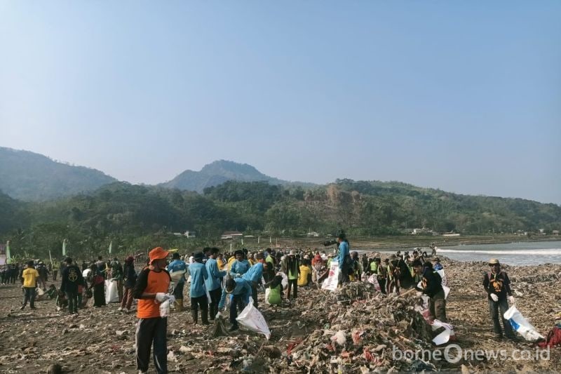 DLH Kabupaten Sukabumi Kolaborasi Atasi Masalah Sampah di Pantai Loji